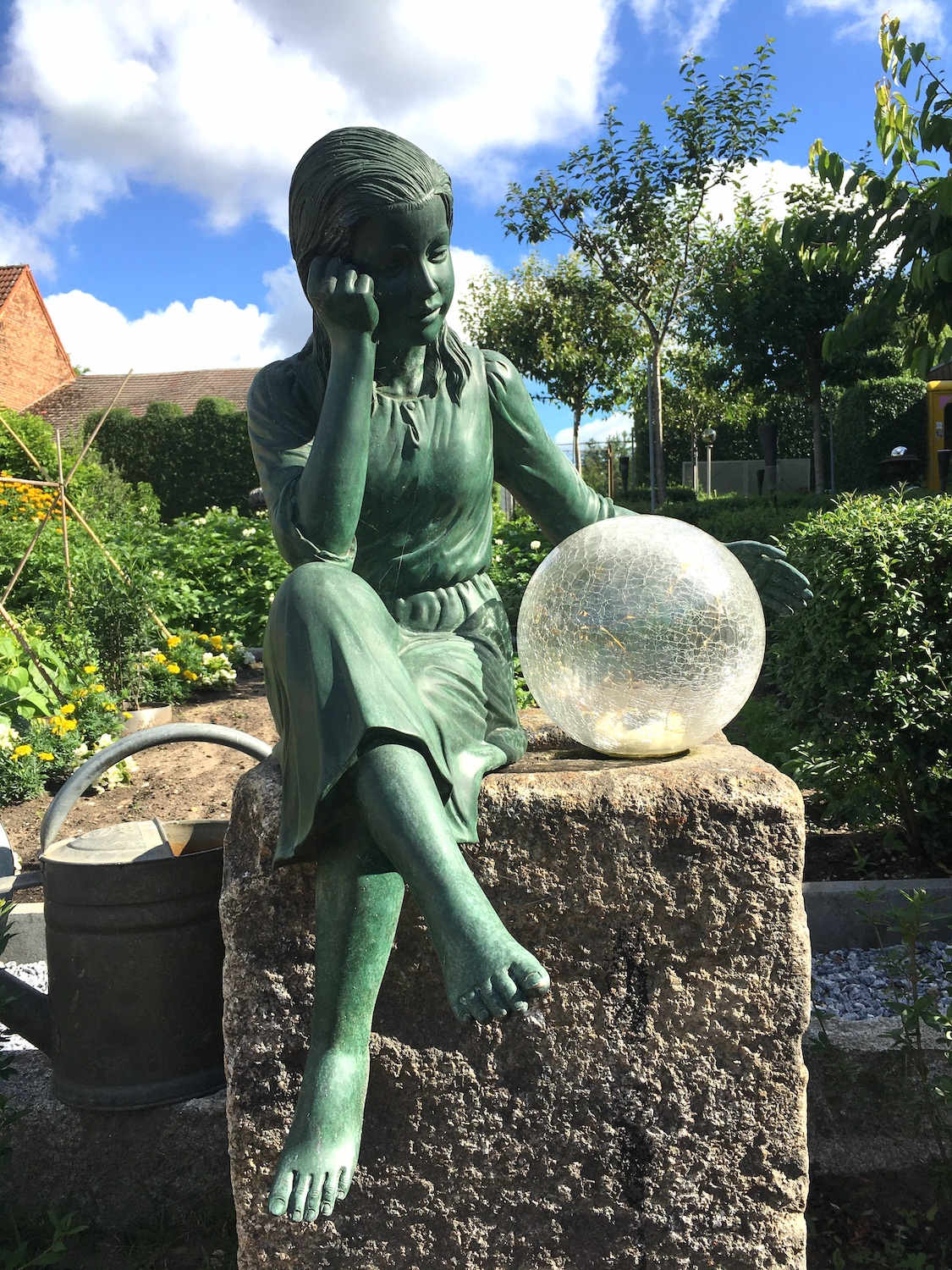 Lutherstadt Wittenberg: Bronzefigur MARTINE, grün patiniert, neben Leuchtkugel