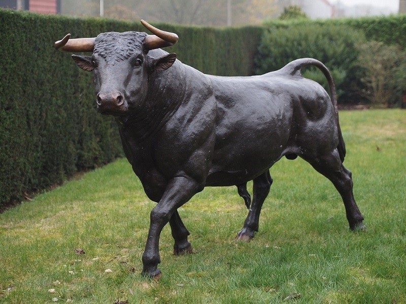 Bronzefigur Rind Stier Bulle SALVATORE