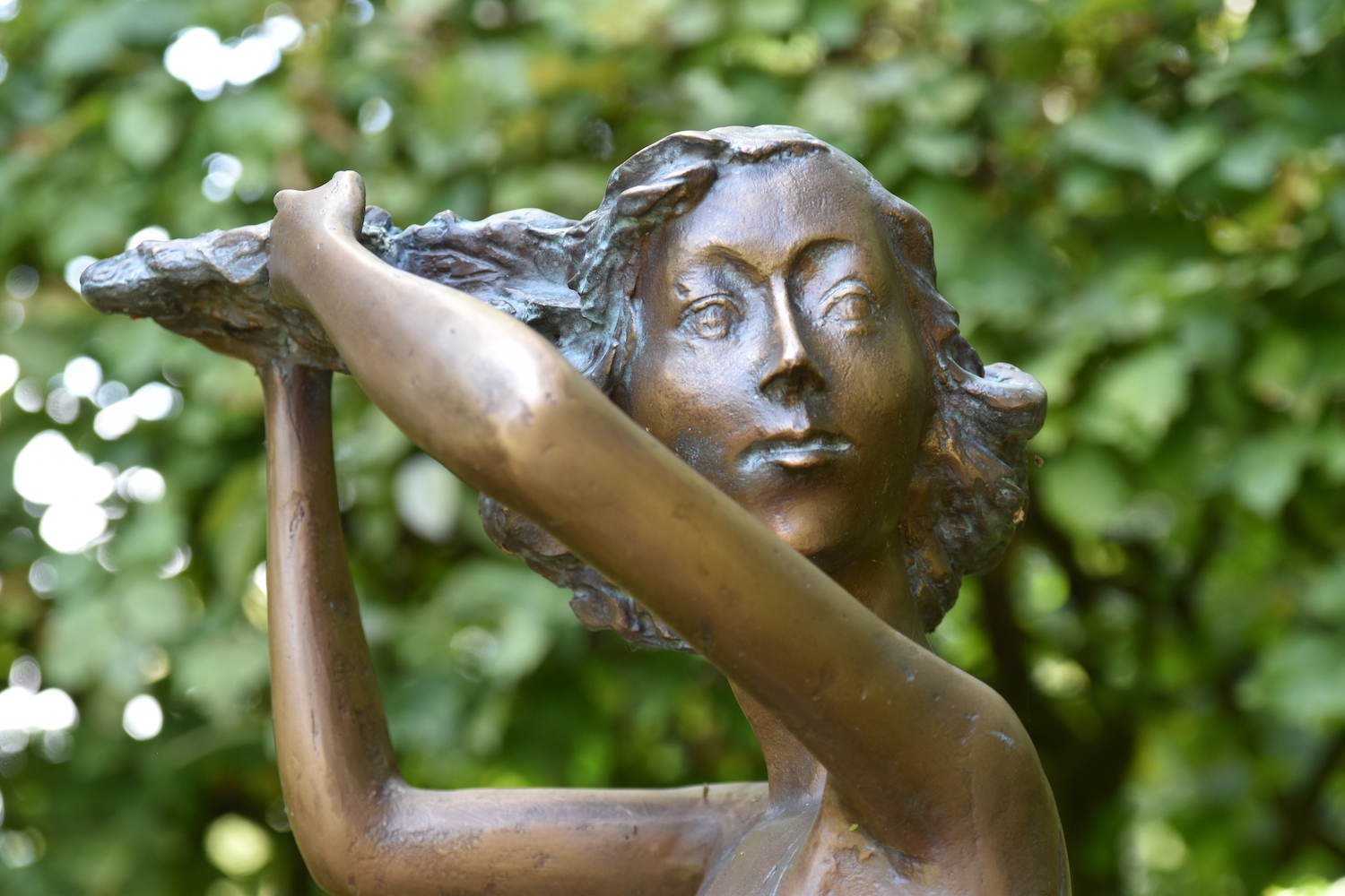 Bronzefigur MÄDCHEN IM WIND