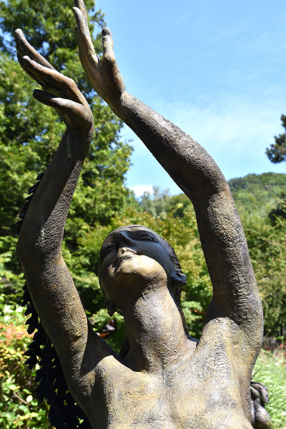 Bronzefigur MOTHER EARTH DANCING