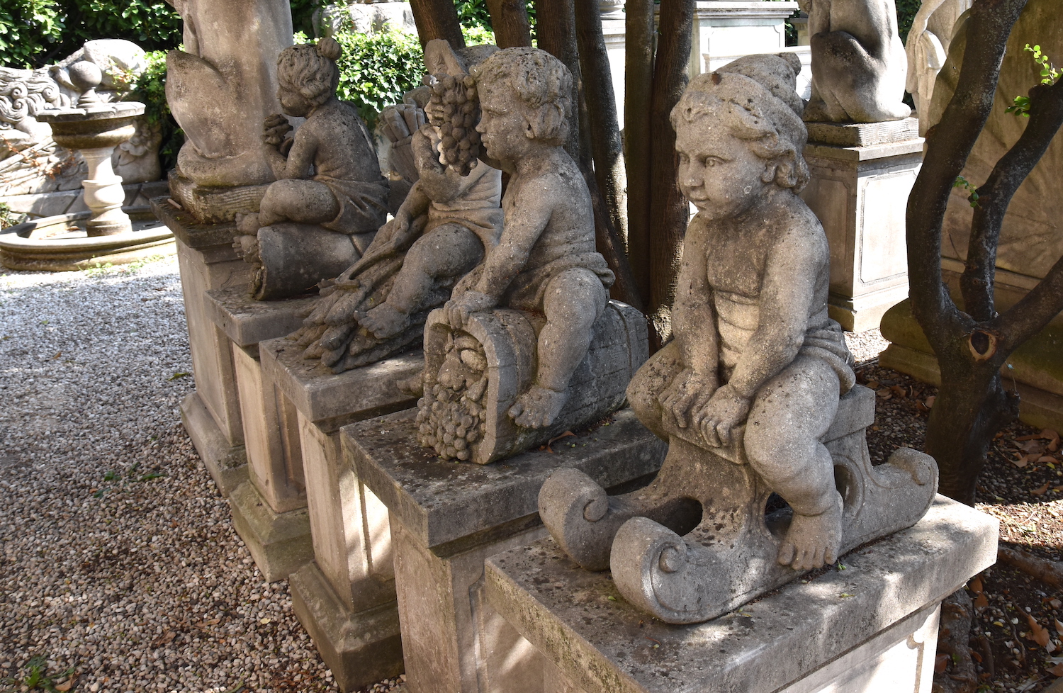 Steinfiguren Putten VIER JAHRESZEITEN mit Steinpodesten