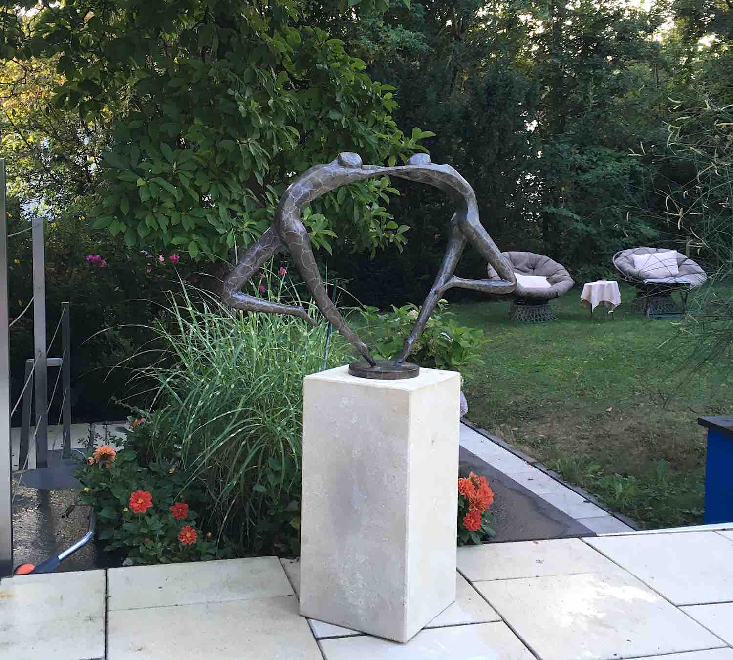 Schorndorf/Stuttgart: Bronzefigur TANZENDE-1, auf Podest VICENZA 50x25x25 cm, massiver Vicenza-Kalkstein
