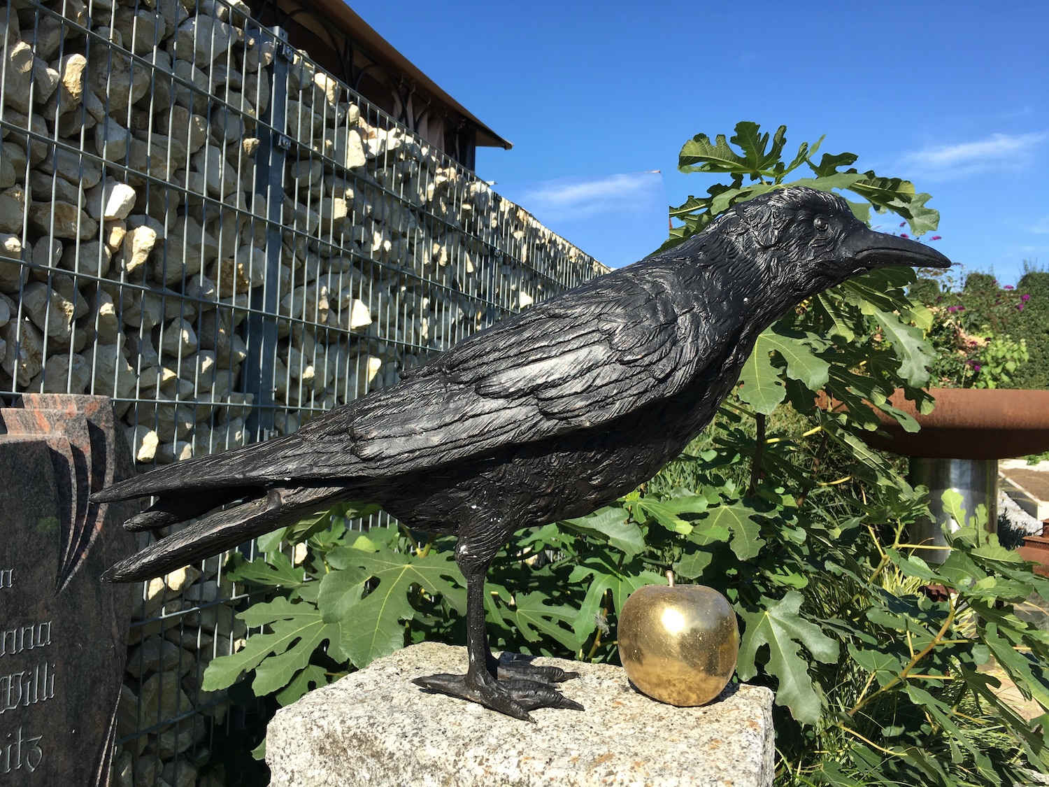 Lutherstadt Wittenberg: Bronzefigur Vogel Rabe PEDRO mit Bronzeobjekt APFEL, gold patiniert