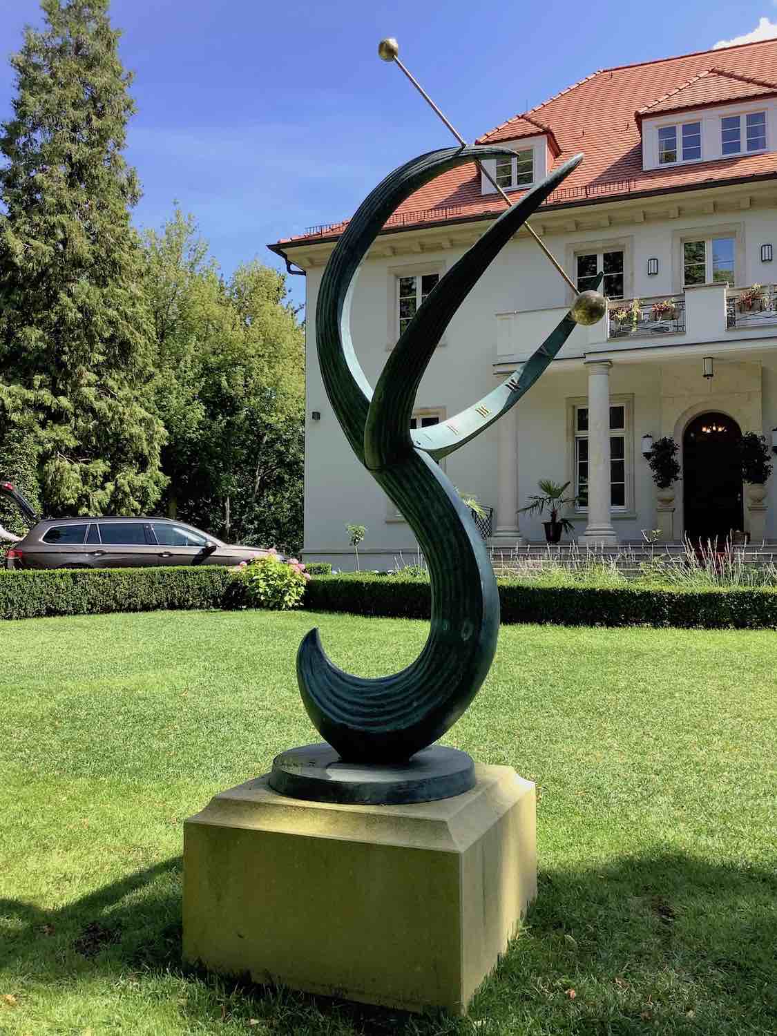 Potsdam: Bronzesonnenuhr GAUSS auf einem Podest aus VICENZA-Kalkstein in Wunschmaßen