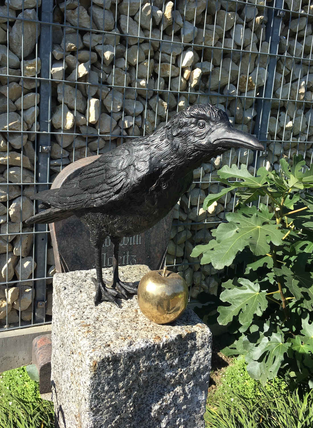 Lutherstadt Wittenberg: Bronzefigur Vogel Rabe PEDRO mit Bronzeobjekt APFEL, gold patiniert