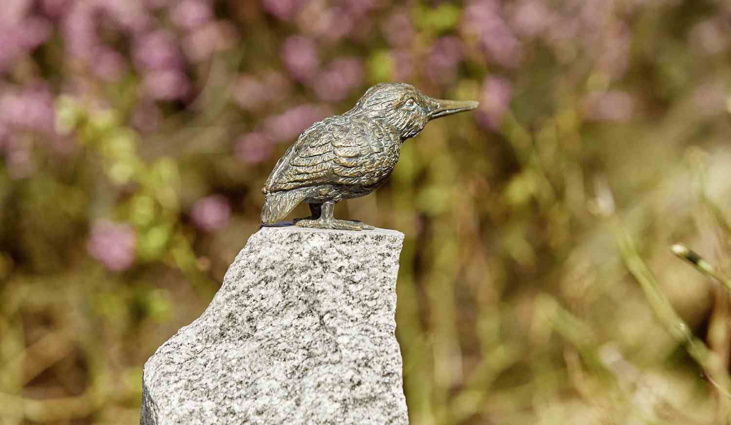 Bronzefigur Vogel EISVOGEL AMIGO auf Granitstein