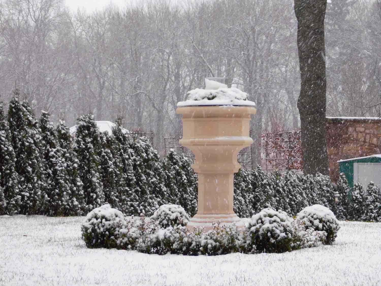 Gotha. Steinbrunnen ST. DENIS, umgeben von einem Buchskarree. Auch im Winter ein Blickfang als Skulptur.