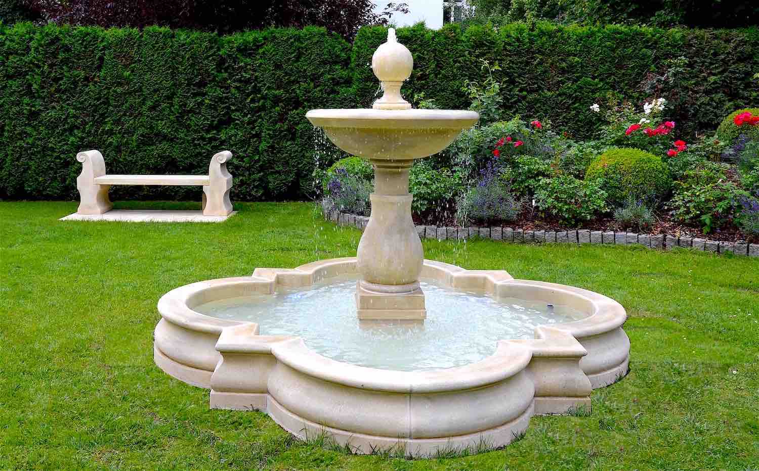 Potsdam: Brunnen PADUA, Steinbank PALLADIO, Kalkstein aus Vicenza, maßgeschneiderte Steinmetzarbeit. 