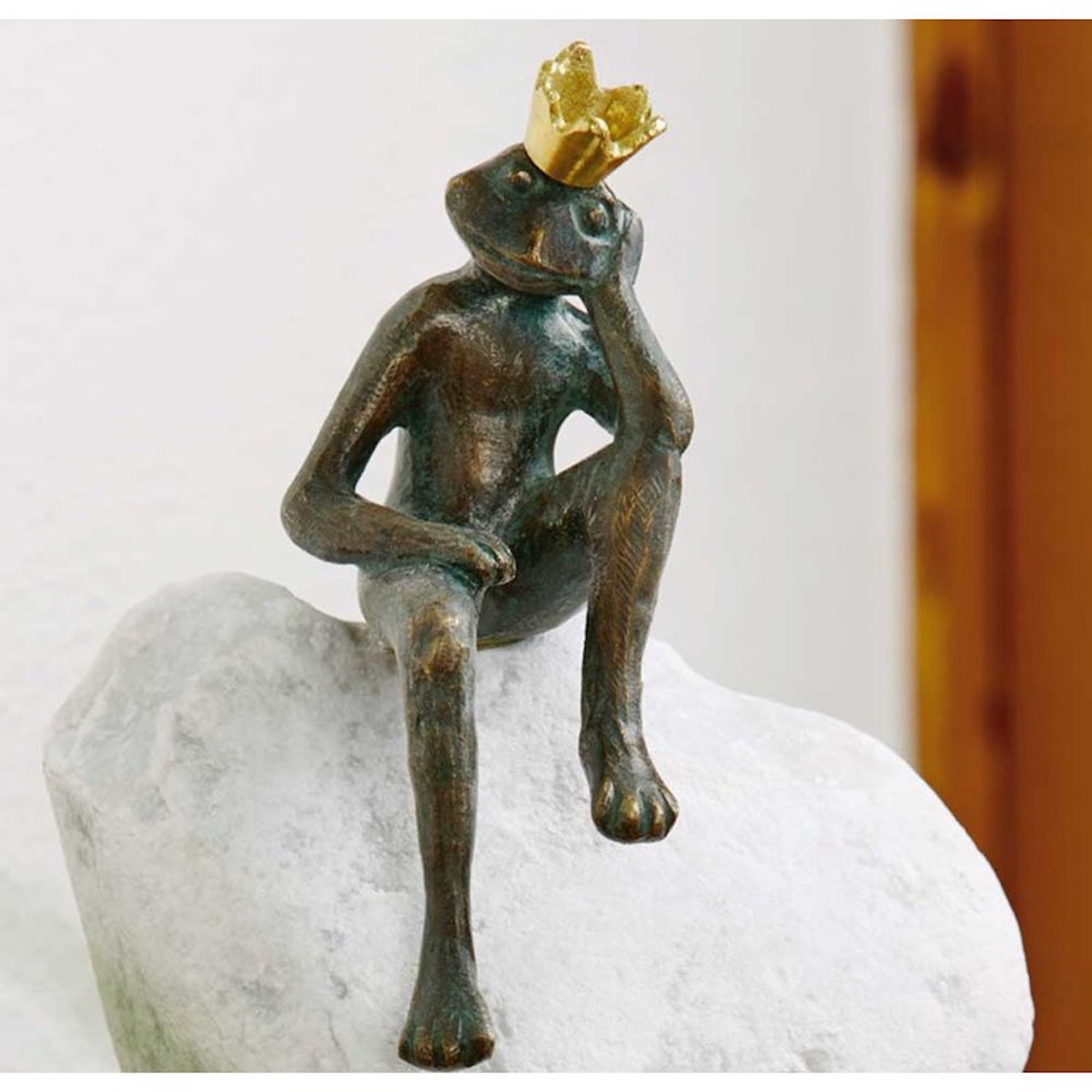 Bronzefigur Froschkönig GARETH auf Kieselstein