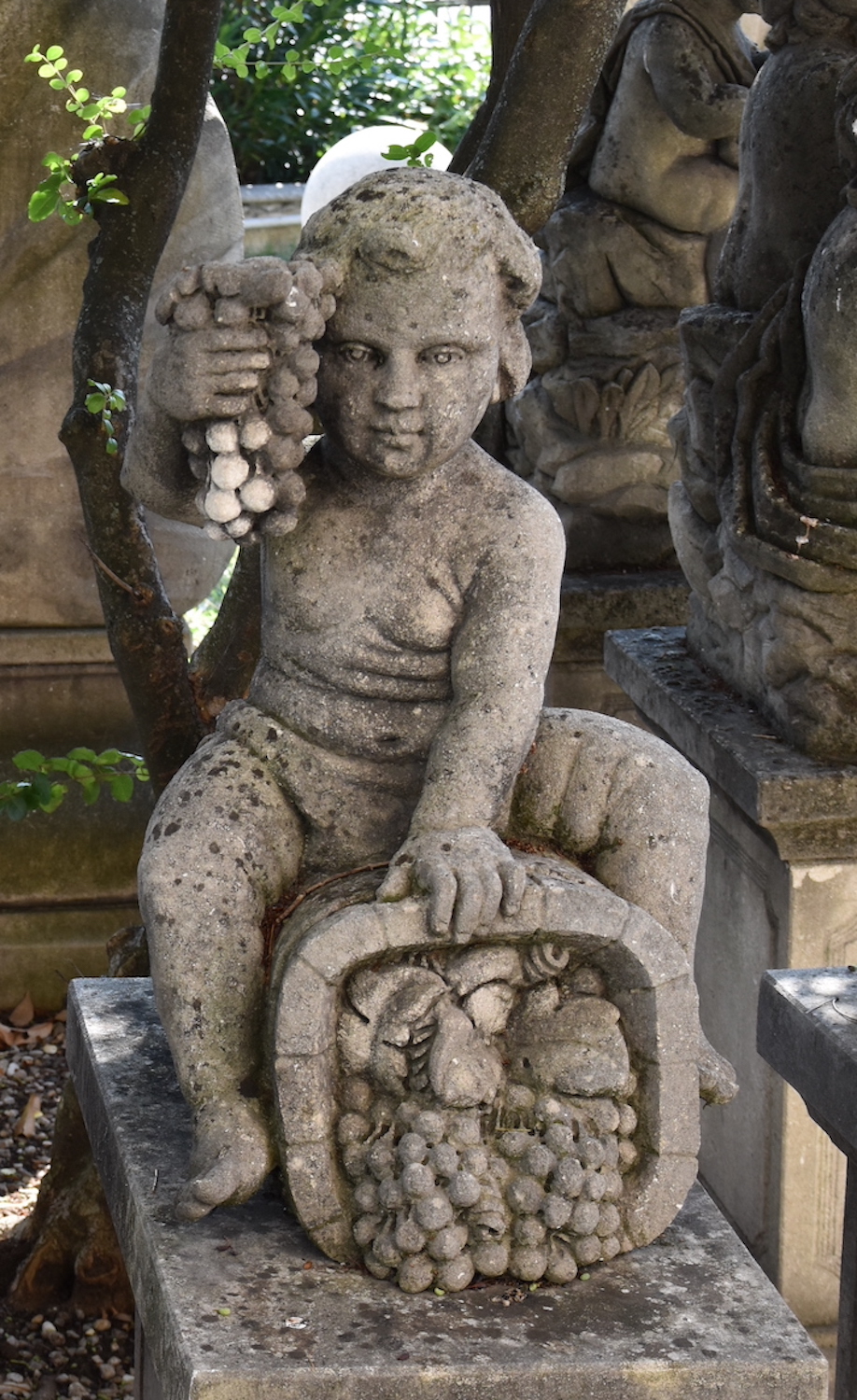 Steinfigur Putte VIER JAHRESZEITEN HERBST mit Steinpodest
