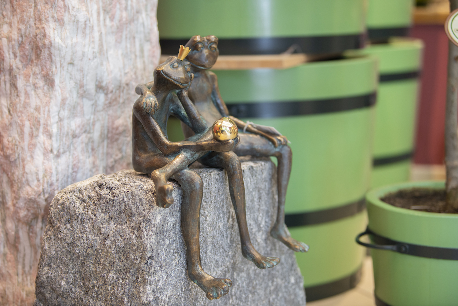 Bronzewasserspeier Froschkönigpaar ALBERT und WILBERT  mit Findling