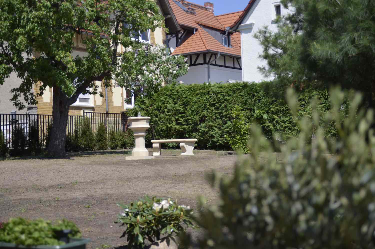 Caputh: Neu angelegter Garten, mit Steinbrunnen ST. DENIS und Bank LYRA, Sandsteinguss.
