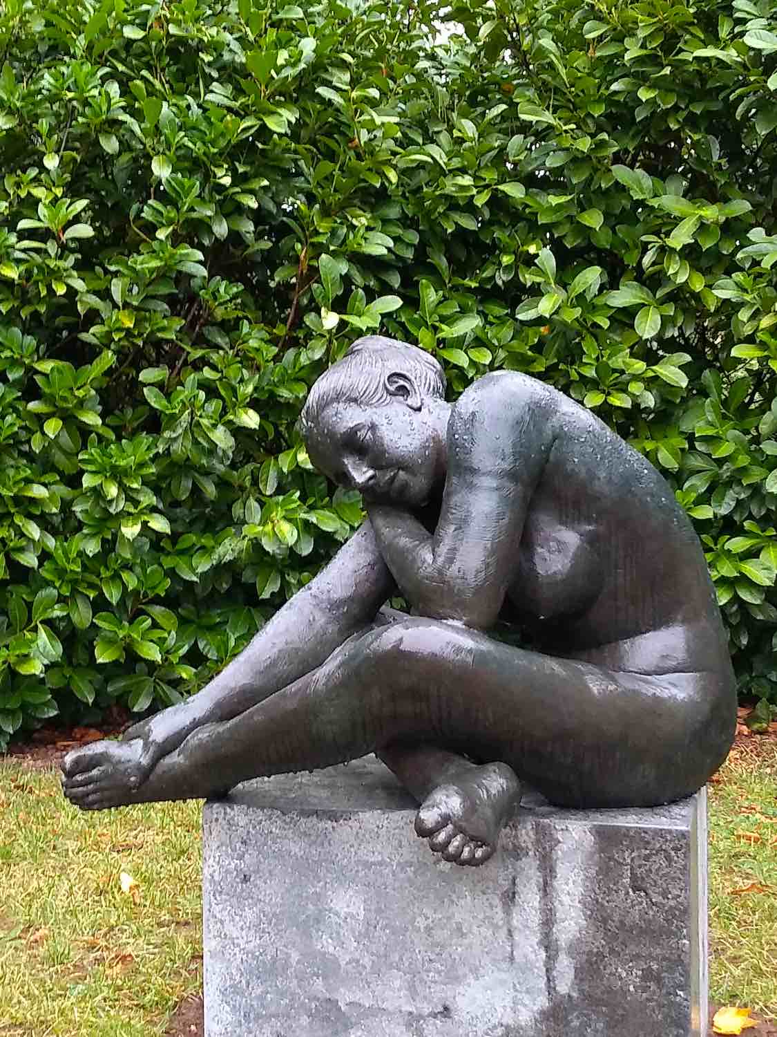 Pirmasens: Bronzefigur EMILIA, ruhend, auf Podest CARBONATO 40x60x40 cm