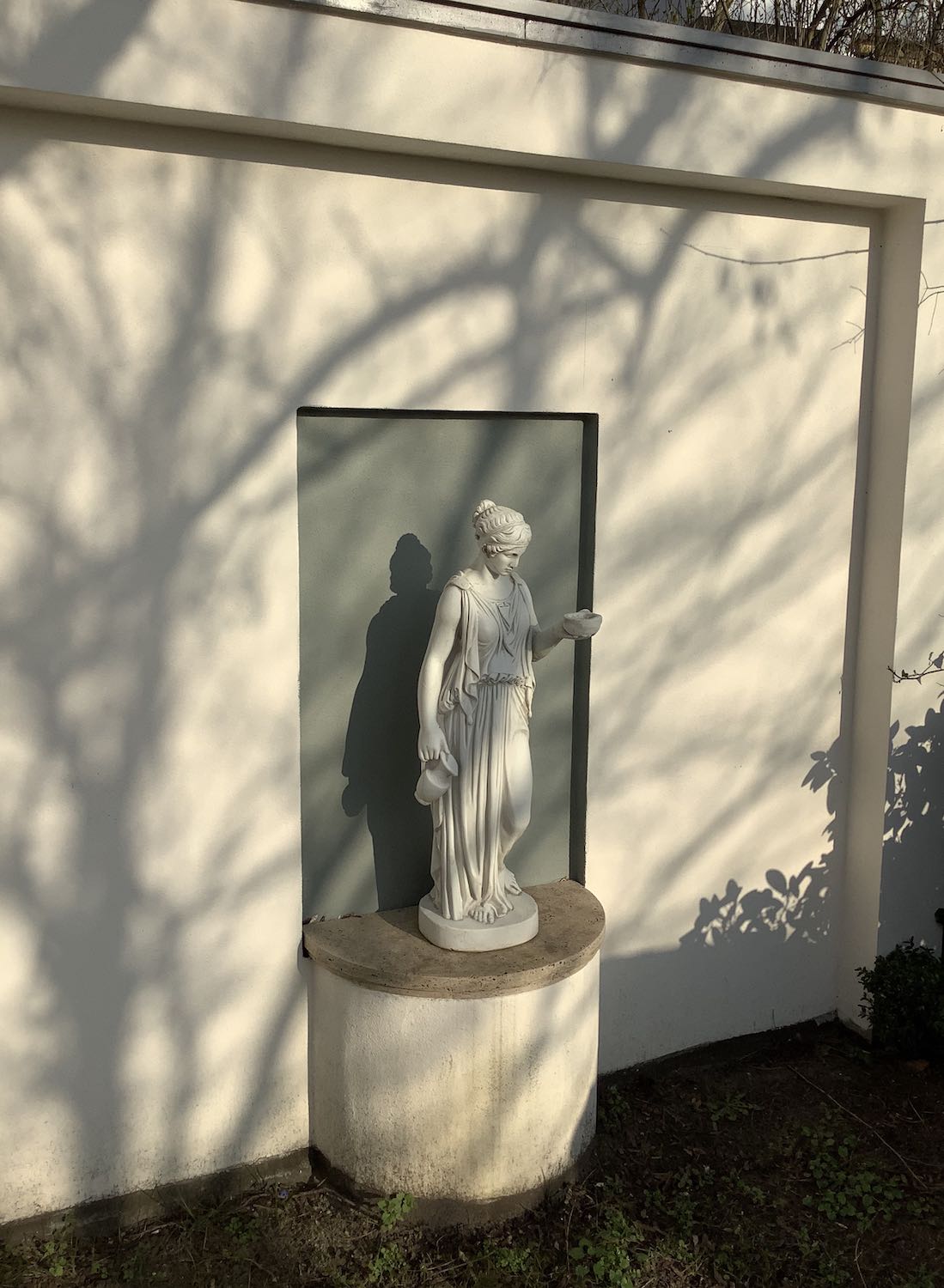 Caputh: Steinfigur GÖTTIN HEBE in einer Wandnische im Garten