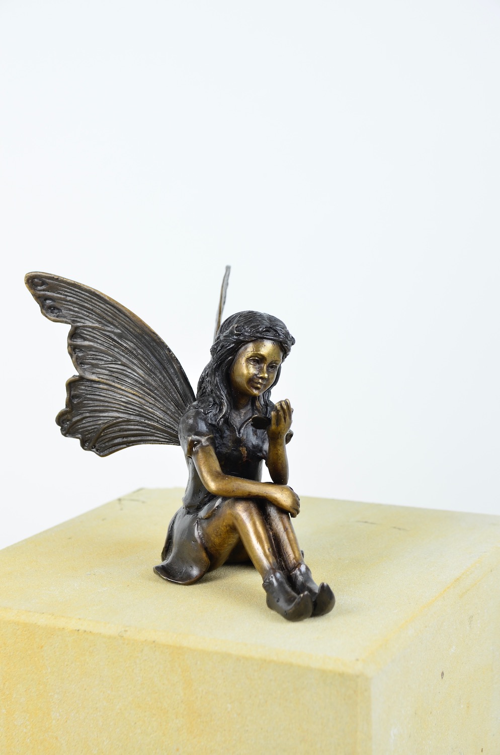 Bronzefigur ELFE mit Schmetterling