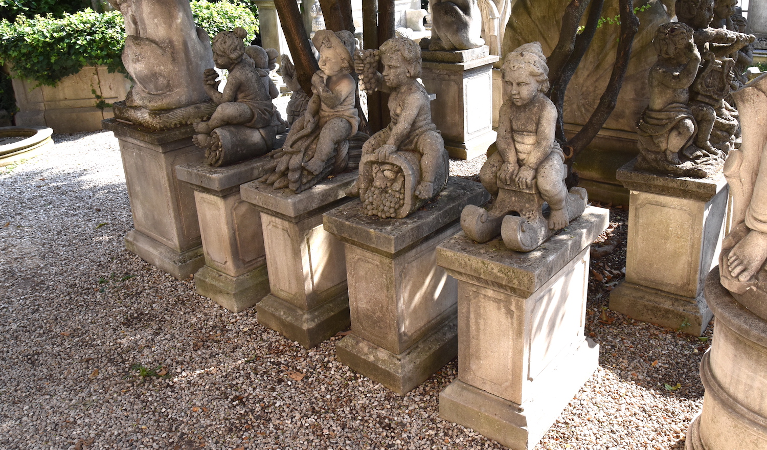 Steinfiguren Putten VIER JAHRESZEITEN mit Steinpodesten