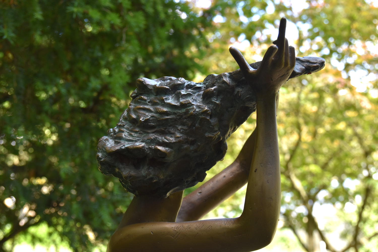 Bronzefigur MÄDCHEN IM WIND
