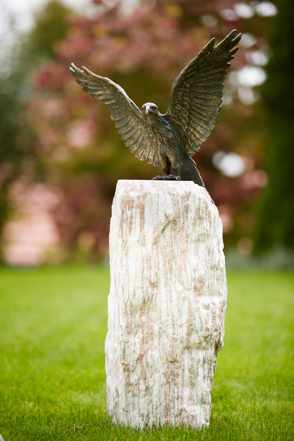 Bronzefigur Vogel ROTER MILAN mit Marmorsäule
