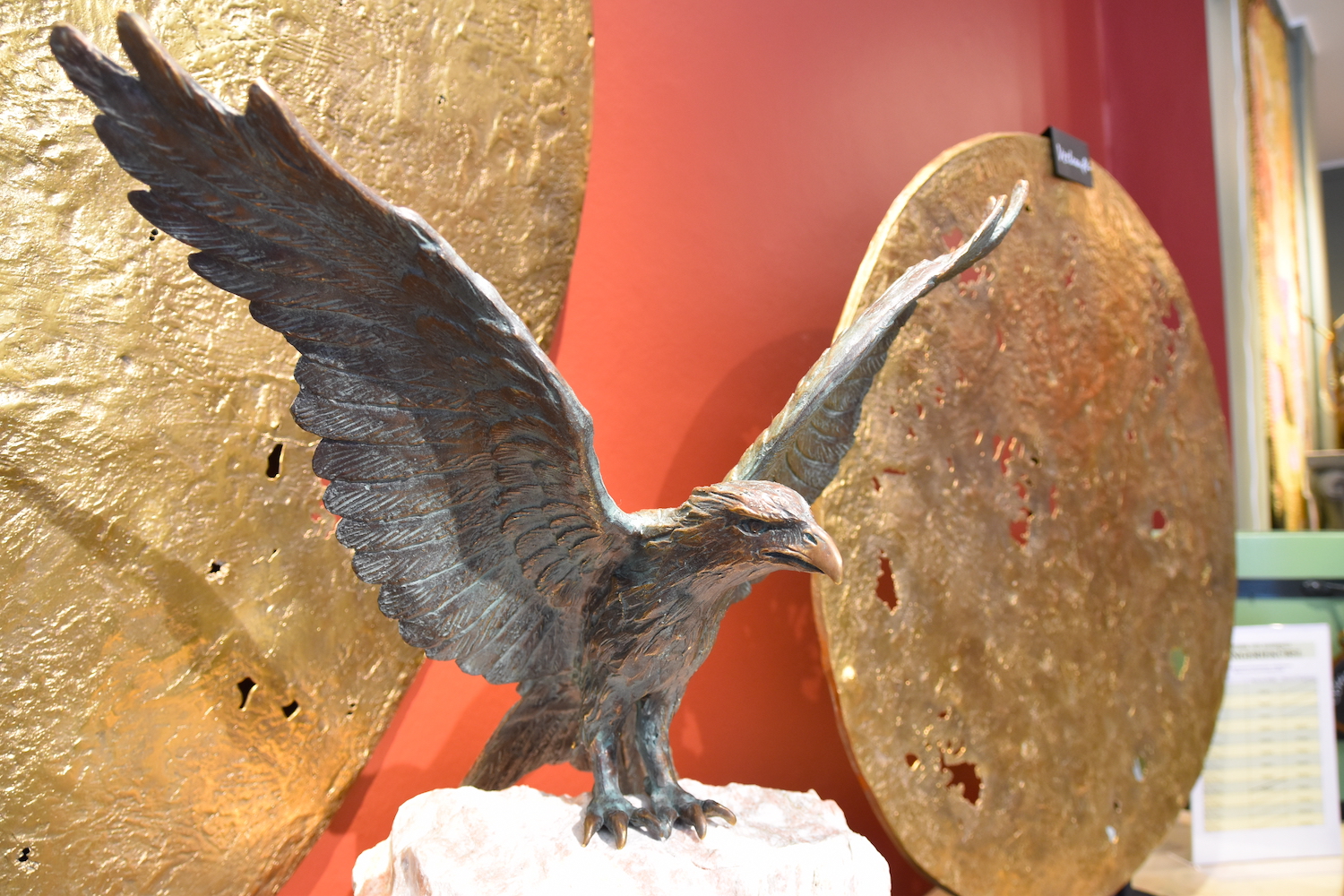 Bronzefigur Vogel ROTER MILAN mit Marmorsäule